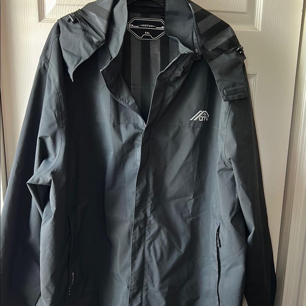 On Running Raincoat for Men - Charcoal Gray
